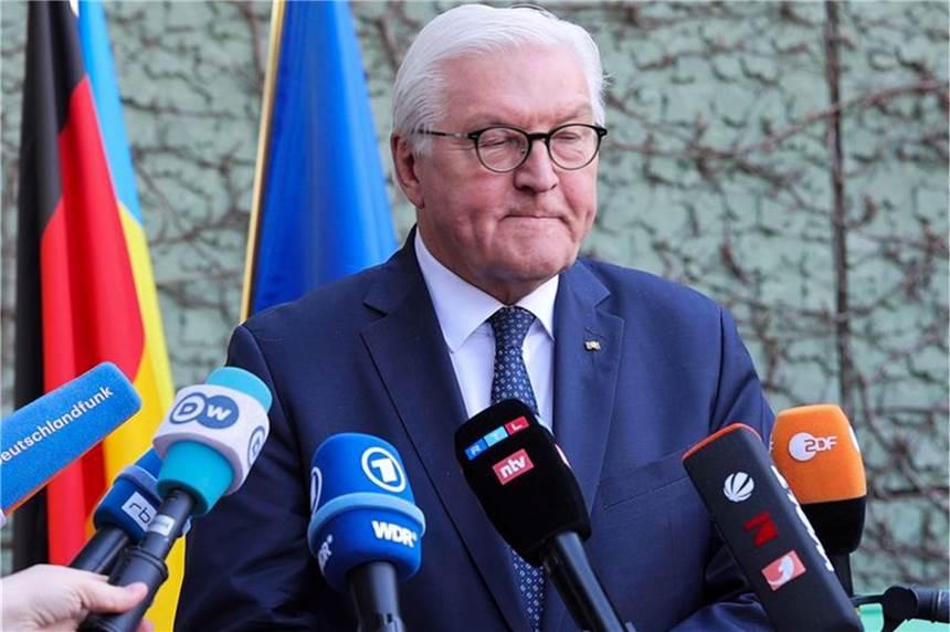 Ukraine lädt Steinmeier aus und Scholz ein - Kritik aus Deutschland Bundespräsident Frank-Walter Steinmeier gibt in der deutschen Botschaft vor Pressevertretern eine Erklärung zur Reiseabsage nach Kiew.