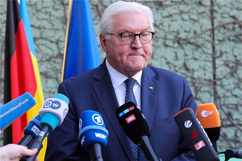 Nach Selenskyj-Absage: Scholz unterstützt Steinmeier – und lässt Kiew-Reise offen Bundespräsident Frank-Walter Steinmeier gibt in der deutschen Botschaft in Warschau vor Pressevertretern eine Erklärung zur Reiseabsage nach Kiew.