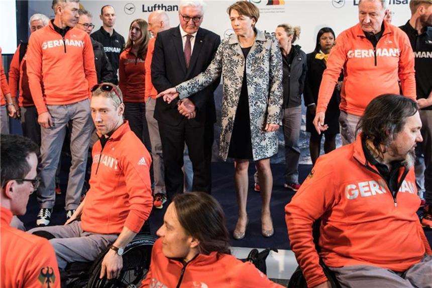 Bundespräsident Steinmeier würdigt Paralympics-Team Bundespräsident Frank-Walter Steinmeier (M) bei der Verabschiedung der deutschen Behindertensportler. Foto: Andreas Arnold