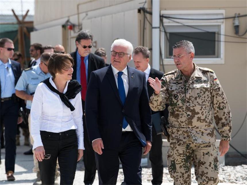 Überraschender Besuch: Steinmeier in Afghanistan Bundespräsident Frank-Walter Steinmeier (M) und seine Frau Elke Büdenbender (l) in Masar-i-Scharif. Foto: Bernd von Jutrczenka