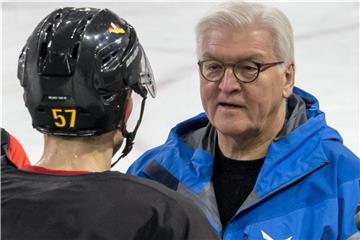 Bundespräsident Frank-Walter Steinmeier (r) spricht mit Marcel Goc während seines Besuchs in Pyeongchang. Foto: Peter Kneffel