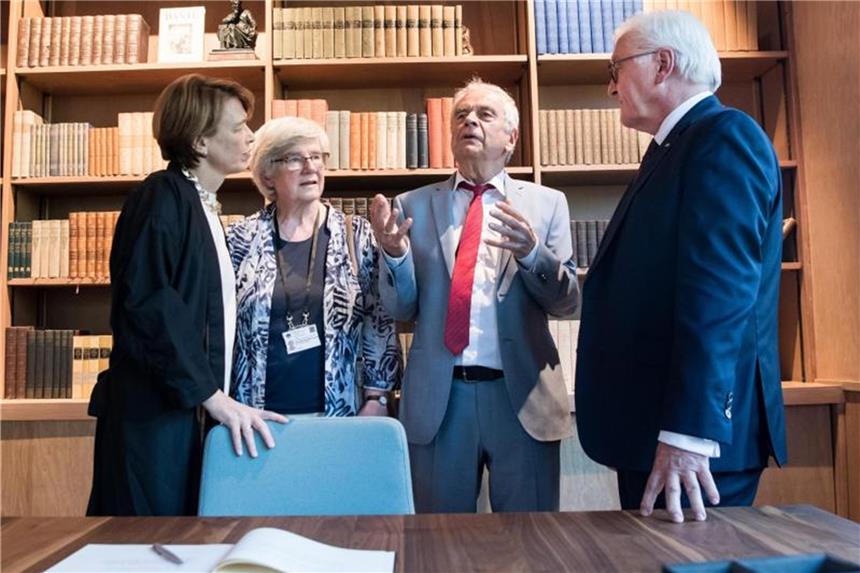 Steinmeier eröffnet Thomas-Mann-Haus Bundespräsident Frank-Walter Steinmeier (r) und seine Frau Elke Büdenbender (l) mit Fridolin Mann (2.v.r.), und dessen Frau Christine Mann im ehemaligen Arbeitszimmer von Thomas Mann. Foto: Bernd von Jutrczenka
