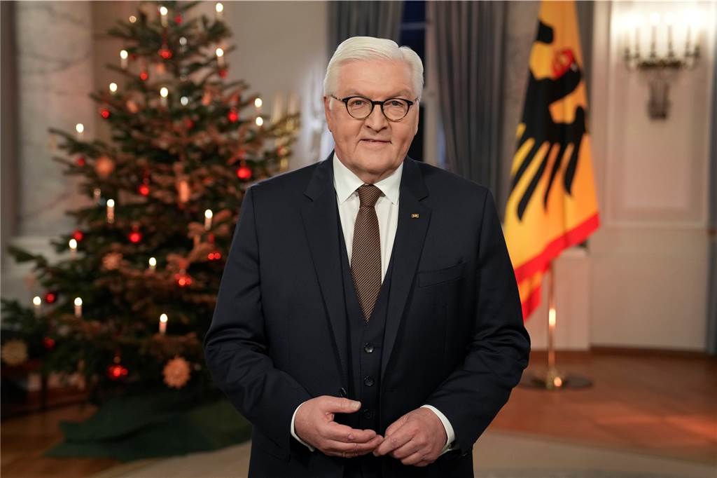 Festtagsfernsehen 2022: Von „Sissi“ bis „Kevin - Allein zu Haus“ - Das läuft an Weihnachten im TV Bundespräsident Frank-Walter Steinmeier steht nach der Aufzeichnung der traditionellen Weihnachtsbotschaft des Präsidenten im Schloss Bellevue vor einem geschmückten Weihnachtsbaum.