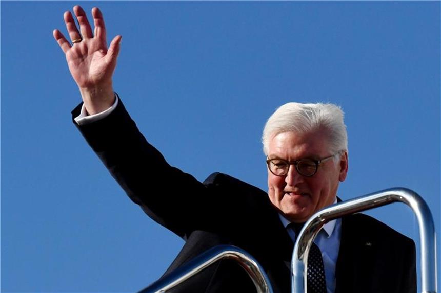 Bundespräsident Frank-Walter Steinmeier steigt ins Flugzeug. Foto: Maurizio Gambarini/Archiv