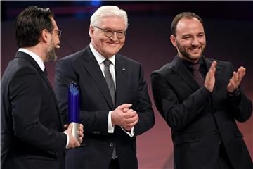 Bundespräsident Frank-Walter Steinmeier überreicht in Berlin den Deutschen Zukunftspreise 2017 an Sami Haddadin (l) und Simon Haddadin von der Leibniz Universität Hannover. Foto: Britta Pedersen
