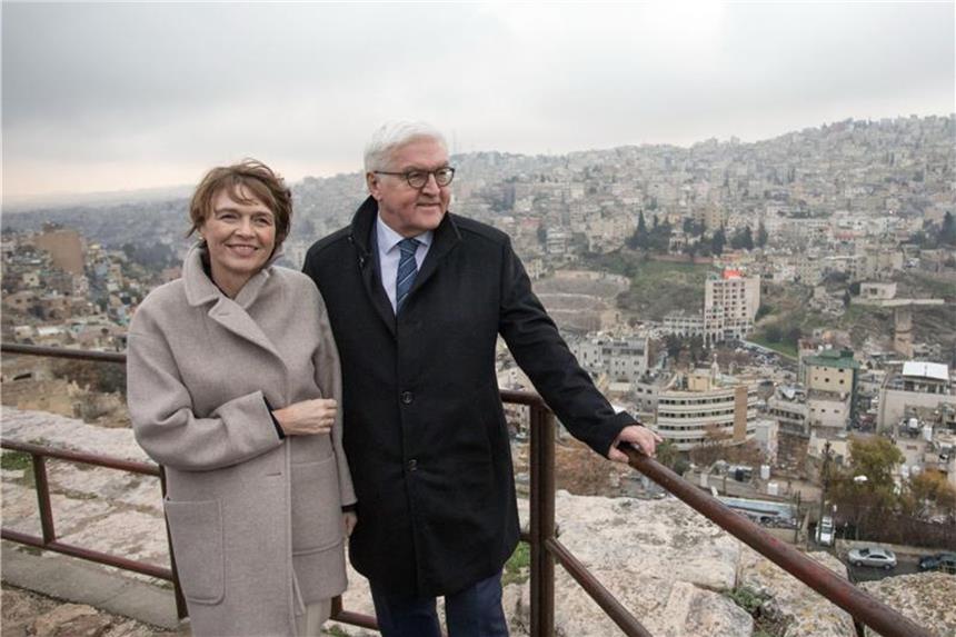 Nahost-Reise von Steinmeier im Zeichen der Flüchtlingskrise Bundespräsident Frank-Walter Steinmeier und seine Ehefrau Elke Büdenbender blicken von der Zitadelle aus auf die Stadt Amaan. Foto: Jörg Carstensen