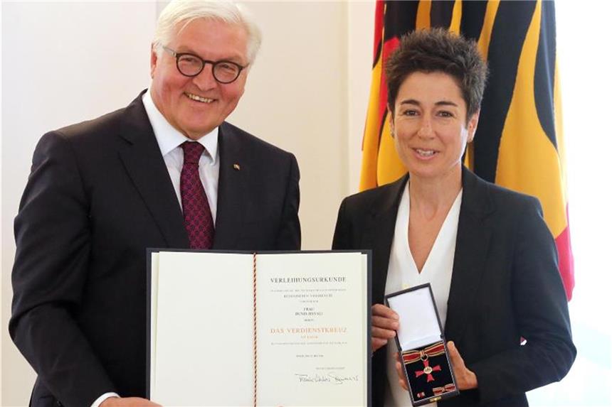 Dunja Hayali mit Verdienstorden ausgezeichnet Bundespräsident Frank-Walter Steinmeier verlieh TV-Moderatorin Dunja Hayali das Bundesverdienstkreuz. Foto: Wolfgang Kumm