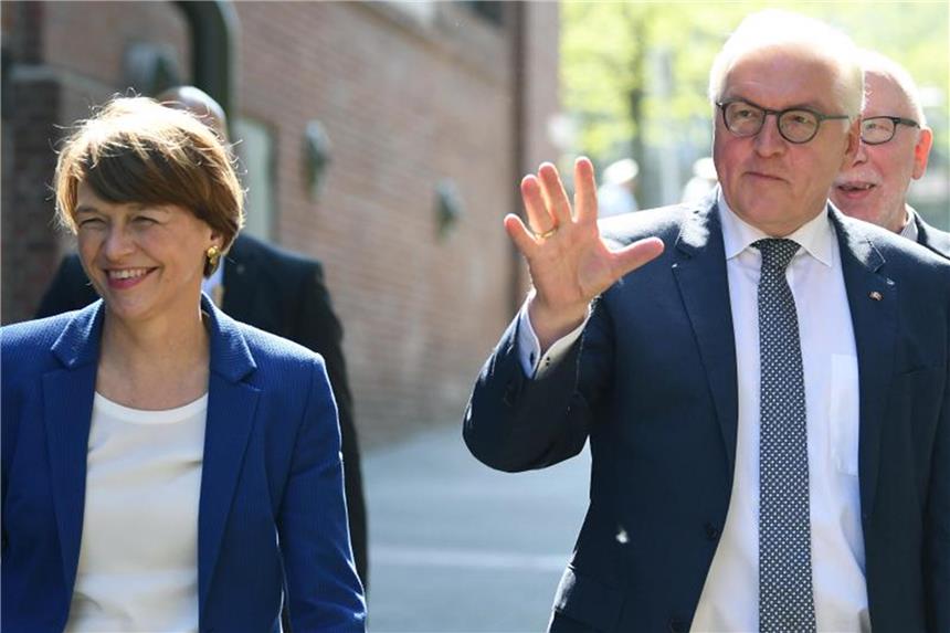 Bundespräsident besucht Schulprojekt in Dortmund Bundespräsident Frank-Walter Steinmeier winkt neben seiner Ehefrau Elke Büdenbender. Foto: Ina Fassbender