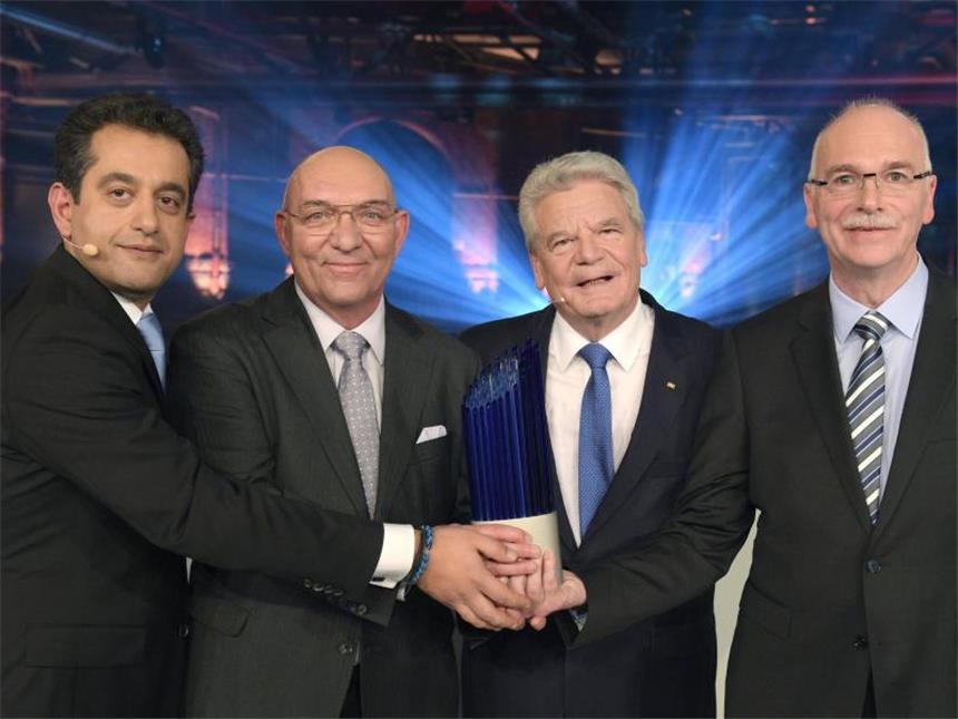Zukunftspreis für lebensrettendes Medikament Bundespräsident Joachim Gauck (2.v.r.) verleiht den Deutschen Zukunftspreis 2015 an Ardeschir Ghofrani (l-r), Reiner Frey und Johannes-Peter Stasch. Foto: Rainer Jensen