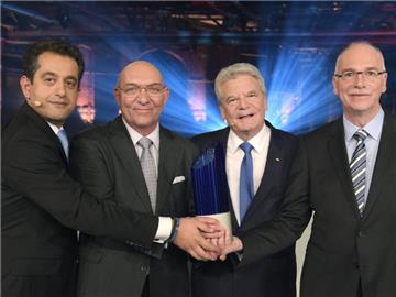 Bundespräsident Joachim Gauck (2.v.r.) verleiht den Deutschen Zukunftspreis 2015 an Ardeschir Ghofrani (l-r), Reiner Frey und Johannes-Peter Stasch. Foto: Rainer Jensen