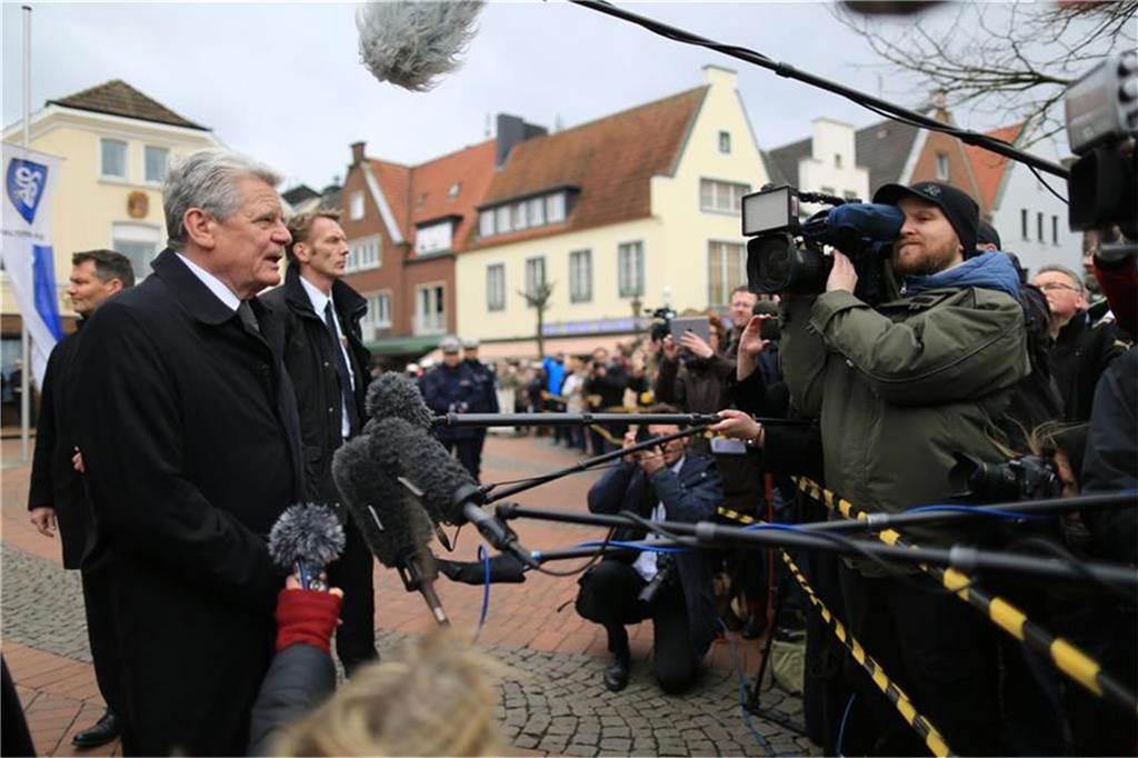 Bundespräsident Joachim Gauck spricht nach einer Trauerfeier für die ums Leben gekommenen Schüler und Lehrer des Joseph-König-Gymnasiums.