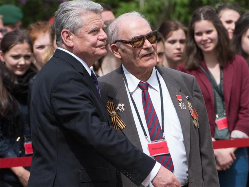 70 Jahre Kriegsende: «Sieg eines Ideals über eine Ideologie» Bundespräsident Joachim Gauck und der sowjetische Kriegsveteran Solomatin Pjotr Timofejewitsch auf dem sowjetischen Soldatenfriedhof in Lebus. Foto: Patrick Pleul