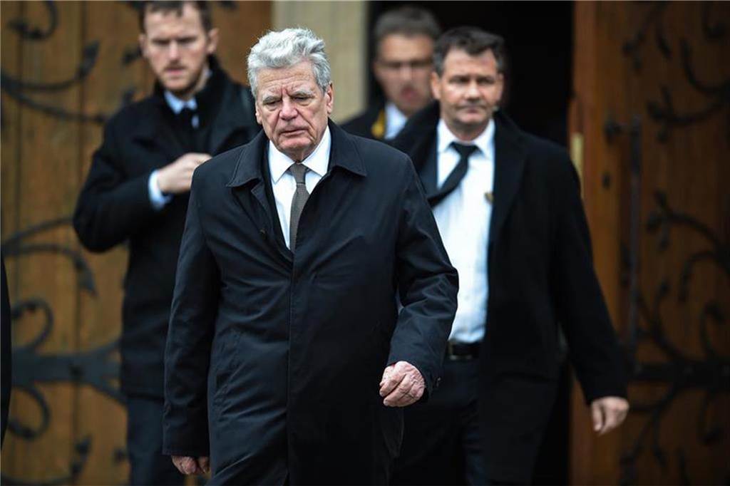 Bundespräsident Joachim Gauck verlässt die Kirche nach der Trauerfeier für die Opfer des Absturzes.