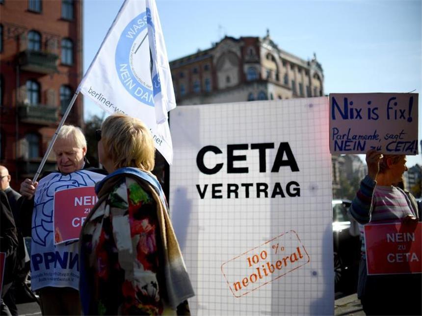 Grüne sagen offiziell Ja zu Jamaika-Gesprächen Bundestagsvizepräsidentin Claudia Roth spricht vor der Veranstaltungshalle in Berlin mit Demonstranten. Foto: Britta Pedersen