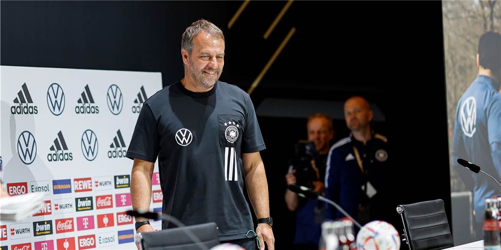 Flick fordert gegen England Intensität und erklärt den Plan mit BVB-Kapitän Marco Reus Bundestrainer Hansi Flick betritt die Pressekonferenz.
