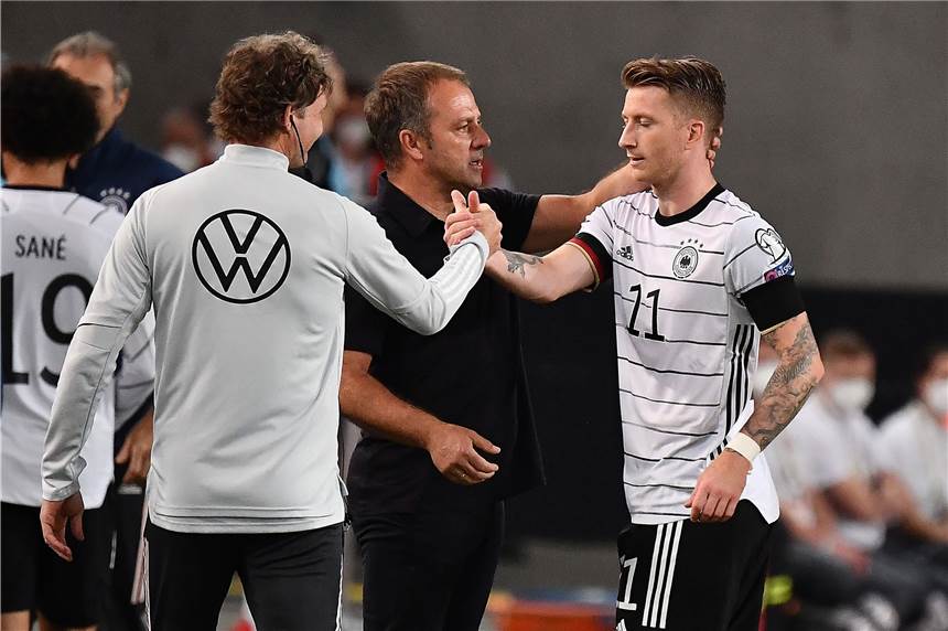 Bundestrainer Flick setzt auf Reus – Tür für weiteren BVB-Profi nicht verschlossen Bundestrainer Hansi Flick (M.) und BVB-Kapitän Marco Reus bei einem Länderspiel.