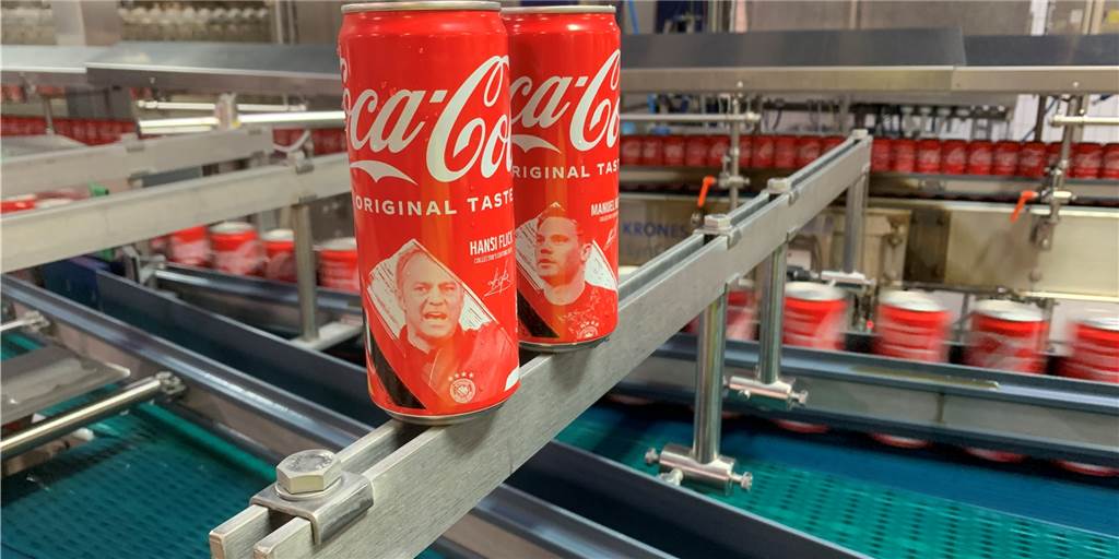 Dosen aus Dorsten: Der WM-Kader von Coca-Cola steht WM-Dose von Coca-Cola