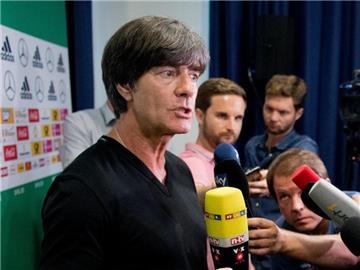 Bundestrainer Joachim Löw gehen die heftigen Proteste gegen den DFB weit am Ziel vorbei. Foto: Julian Stratenschulte