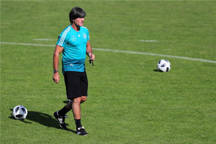 Bundestrainer gibt Nummer-1-Garantie für Neuer Bundestrainer Joachim Löw hat eine klare Meinung zur Personalie Neuer.