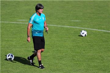 Bundestrainer Joachim Löw hat eine klare Meinung zur Personalie Neuer.