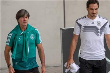 Bundestrainer Joachim Löw (l) hat weiter das Vertrauen von Mats Hummels und Co. Foto: Peter Kneffel