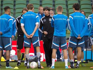 Bundestrainer Joachim Löw (M) mangelt es nicht an zukünftigen Fürhungsspielern. Foto: Peter Kneffel