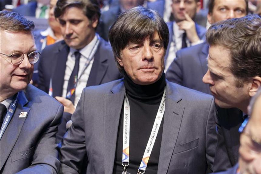 Löw happy über Top-Gegner in der Nations League Bundestrainer Joachim Löw mit DFB-Präsident Reinhard Grindel und Teammanager Oliver Bierhoff bei der Auslosung zur Nations League. Foto: Salvatore Di Nolfi