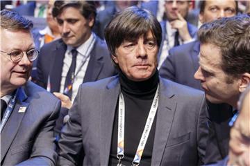 Bundestrainer Joachim Löw mit DFB-Präsident Reinhard Grindel und Teammanager Oliver Bierhoff bei der Auslosung zur Nations League. Foto: Salvatore Di Nolfi