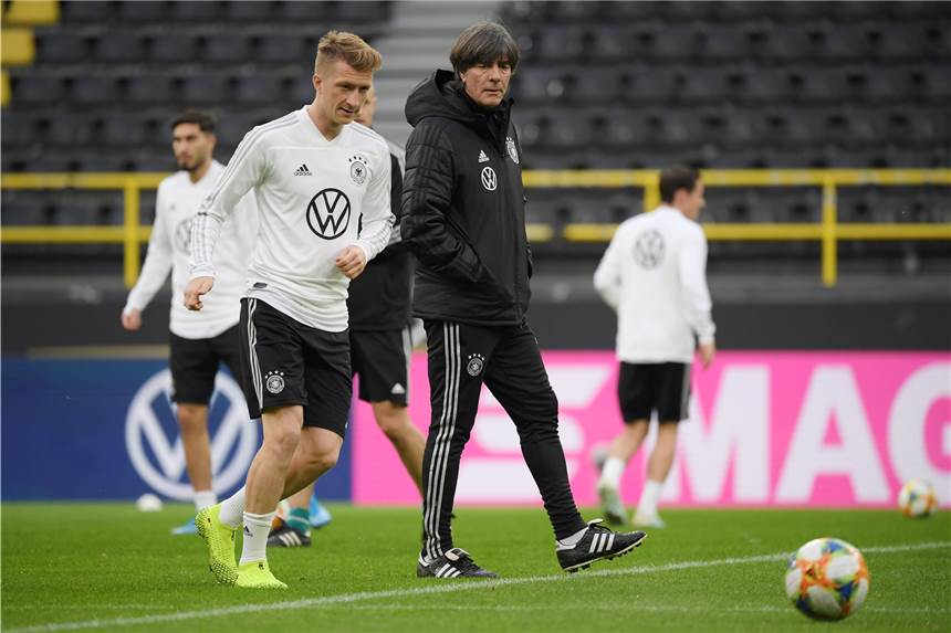 Löw hat BVB-Kapitän Reus noch auf dem EM-Zettel - unter einer Bedingung Bundestrainer Joachim Löw (r.) hat BVB-Kapitän Marco Reus für die Europameisterschaft noch auf dem Zettel.
