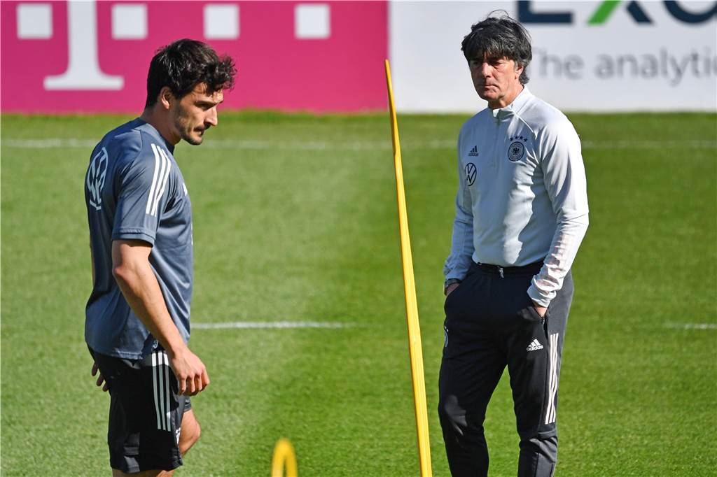 BVB-Abwehrchef Hummels: So lief das mit Löw und der DFB-Rückkehr Bundestrainer Joachim Löw (r.) setzt bei der EM auf Rückkehrer Mats Hummels.
