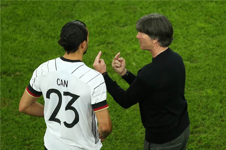 Mit BVB-Abwehrchef Hummels und Can: DFB-Team zerlegt Lettland im Testspiel Bundestrainer Jogi Löw gibt BVB-Nationalspieler Emre Can taktische Anweisungen.