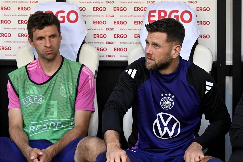 Thomas Müller und Niclas Füllkrug auf der Reservebank.