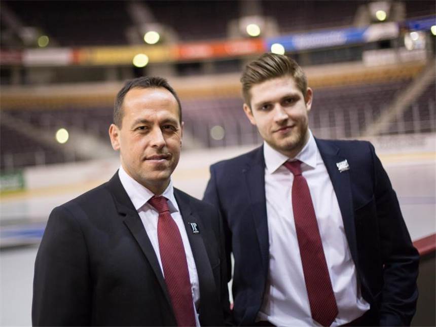 WM-Hoffnungen ruhen auf NHL-Profis Ehrhoff und Draisaitl Bundestrainer Marco Sturm (l) hält große Stücke auf NHL-Profi Leon Draisaitl. Foto: Maja Hitij