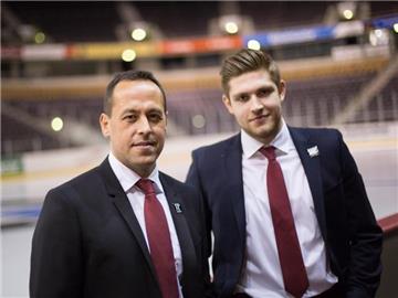 Bundestrainer Marco Sturm (l) hält große Stücke auf NHL-Profi Leon Draisaitl. Foto: Maja Hitij