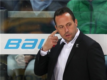 Bundestrainer Marco Sturm muss mit seinem Team eine Niederlage gegen Tschechien verkraften. Foto: Daniel Karmann