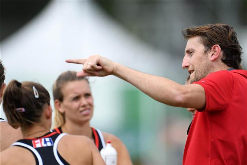 Hockey-Damen feiern Überraschungssieg gegen Argentinien Bundestrainer Xavier Reckinger spricht mit den Spielerinnen. Foto: Andreas Gebert