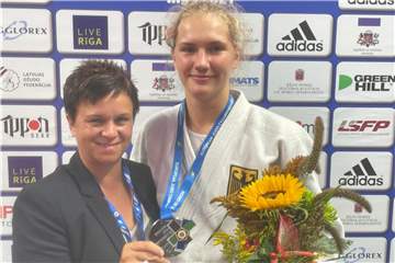Bundestrainerin Sandra Klinger freute sich mit Ronja Buddenkotte über deren Medaille.