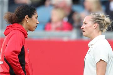 Bundestrainerin Steffi Jones (l) und Alexandra Popp sind nach dem 2:3 bitter enttäuscht. Foto: Thomas Frey