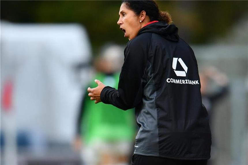 Jones unter Druck: „Frankreich-Spiel der Gradmesser“ Bundestrainerin Steffi Jones steht unter Beobachtung von DFB-Präsident Reinhard Grindel. Foto: Uwe Anspach