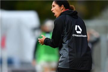 Bundestrainerin Steffi Jones steht unter Beobachtung von DFB-Präsident Reinhard Grindel. Foto: Uwe Anspach
