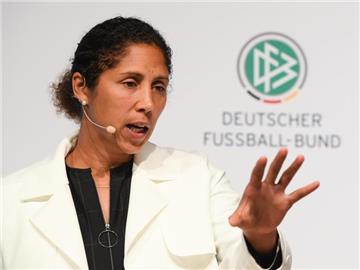 Bundestrainerin Steffi Jones will einigen jüngeren Spielerinnen eine Chance geben. Foto: Arne Dedert