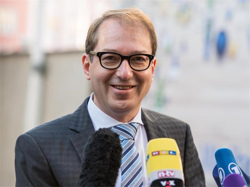Verkehrsminister Dobrindt lehnt Erhöhung der Dieselsteuer ab Bundesverkehrsminister Alexander Dobrindt lehnt die Erhöhung der Dieselsteuer ab. Foto: Matthias Balk/Archiv