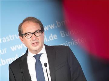 Bundesverkehrsminister Alexander Dobrindt wird fürs Loben der Autobauer-Rabbatte kritisiert. Foto: Michael Kappeler