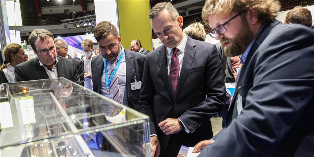 Minister Wissing in Dortmund zum Straßenbau: „Müssen schneller werden“ Bundesverkehrsminister Volker Wissing eröffnete in Dortmund den Deutschen Straßen- und Verkehrskongress. Zuvor informierte er sich bei einem Rundgang durch die angegliederte Fachausstellung über Innovationen rund um den Straßenbau, den Lärmschutz oder den Klimaschutz.