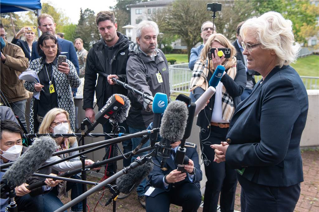 Nato sammelt Panzer und Raketen - Moskau warnt vor Weltkrieg Bundesverteidigungsministerin Christine Lambrecht hat sich auf dem US-Luftwaffenstützpunkt in Ramstein zu deutschen Waffenlieferungen an die Ukraine geäußert.