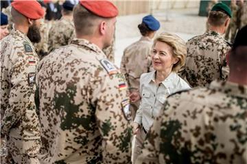 Bundesverteidigungsministerin Ursula von der Leyen unterhält sich im Feldlager Camp Marmal mit Bundeswehrsoldaten. Foto: Michael Kappeler