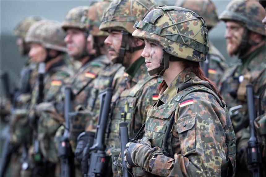 Bundeswehr-Soldaten auf einem Militärstützpunkt. Foto: Bernd von Jutrczenka/Archiv