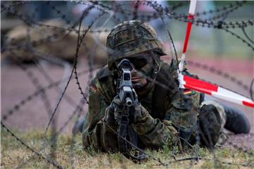 Bundeswehrsoldat in Dresden: Der Wehretat ist schon jetzt der zweitgrößte Posten im Bundeshaushalt. Foto: Monika Skolimowska