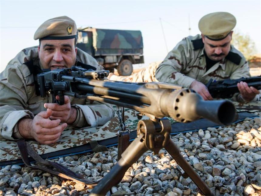 IS erobert in Syrien Regimeviertel - im Irak aber unter Druck Bundeswehrsoldaten bilden in der Nähe von Erbil in Kurdistan Peschmerga-Kämpfer an deutschen Waffen aus. Foto: Maurizio Gambarini/Archiv
