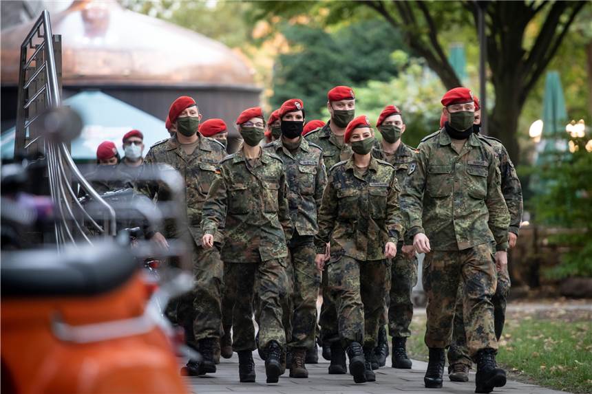 Dortmunds Impfzentrum wird zum Einsatzgebiet der Bundeswehr Bundeswehrsoldaten marschieren während eines Medientermins auf das Gesundheitsamt Dortmund zu. Bereits seit Herbst hilft die Armee bei der Kontaktverfolgung rund um neue Corona-Fälle. Jetzt hat sie ein weiteres Einsatzgebiet.